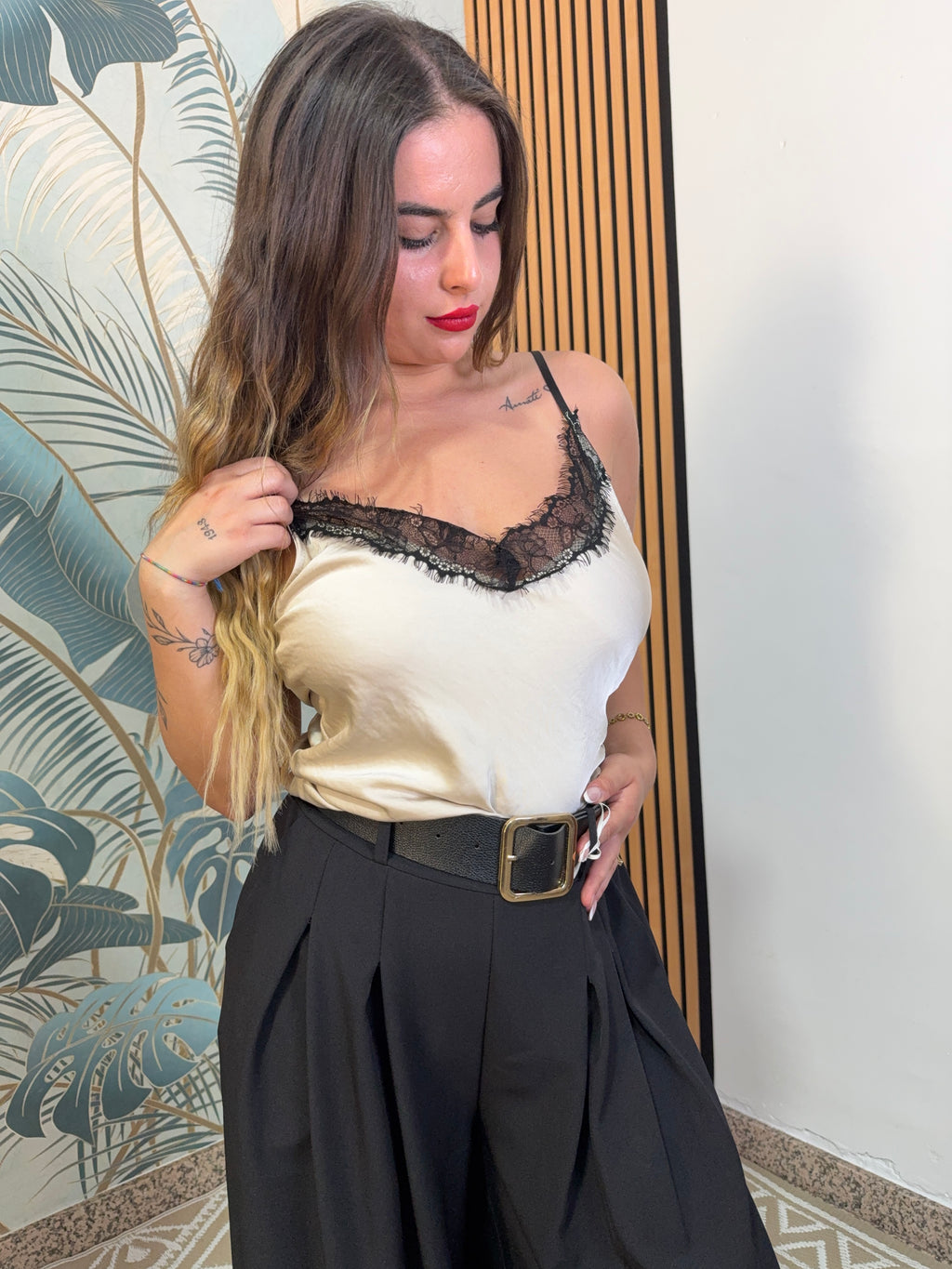 Top satin con pizzo